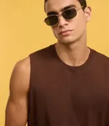 Musculosa básica para hombre de corte recto y cuello redondo, confeccionada en tejido de algodón. Presenta un diseño liso con un pequeño tag decorativo en el bajo.