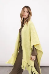 Ruana tejida en lana merino color ladrillo, con textura de punto grueso.