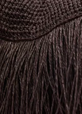 Bolso de mano tipo sobre color marrón oscuro, tejido en fibra natural con flecos. Interior forrado.