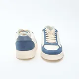 Zapatillas bajas de estilo deportivo, con capellada bicolor en blanco y azul. Presentan paneles superpuestos de material sintético, puntera perforada, cordones color crema y suela de goma color beige.