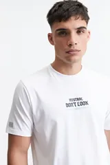 Remera gris oscuro de manga corta con cuello redondo y estampado pequeño en el pecho.