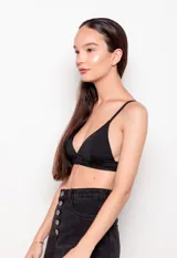 Top de bikini negro con diseño de triángulos fijos y breteles finos.