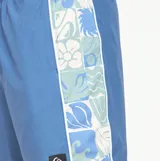 Short de baño Quiksilver de color azul con franja lateral estampada con flores y hojas, cintura elástica con cordón de ajuste y bolsillo trasero.