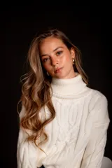 Polera blanca de tejido de punto con cuello alto y diseño trenzado.