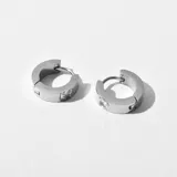 Par de aros tipo argolla plateados de acero quirúrgico con un cristal engarzado.