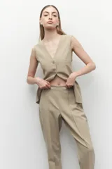 Pantalón sastrero recto color gris oscuro con costuras a lo largo de ambas piernas y cierre invisible en uno de sus laterales.