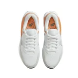 Championes Nike Air Max Systm de diseño deportivo, color blanco con detalles en gris claro, negro y verde neón. Presentan el logo de la marca en negro en el lateral y una unidad de aire visible en el talón con marco verde neón.