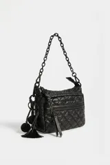 Cartera tipo bandolera de diseño matelasse en color negro, con cierre superior, bolsillo frontal con cierre, tira de hombro con cadena plástica y detalles colgantes de pompones y borlas.