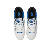 Championes urbanos New Balance modelo 550, color blanco con detalles en azul y negro.