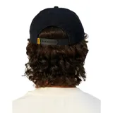 Gorra de visera plana confeccionada en pana de algodón, color negro, con bordado en hilo blanco en el frente y cierre ajustable en la parte posterior.