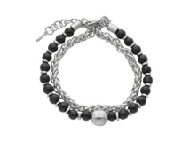 Pulsera doble de acero inoxidable, compuesta por una cadena de eslabones y una hilera de piedras de ónix negro con un dije central esférico de acero.