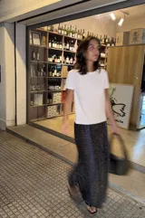 Falda larga tejida con diseño calado, color camel con detalles de rayas en contraste color azul. Presenta tajos laterales y cintura elástica.