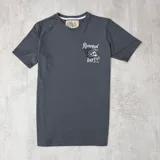 Remera gris de algodón con estampa de calavera y texto en blanco.