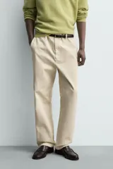 Pantalón chino regular fit de color negro, confeccionado en tejido de algodón. Cuenta con bolsillos frontales, detalle de bolsillo cerillero, bolsillos traseros de doble vivo y cierre frontal con cremallera y botón.