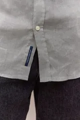 Camisa de lino color marrón mocha, de corte regular, con cuello clásico, mangas largas y cierre frontal con botones al tono.
