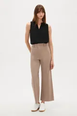 Pantalon tipo jean de corte flare y tiro alto, color verde oscuro, con cierre frontal y bolsillos.