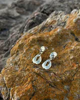 Aros colgantes con forma irregular, realizados en bronce y alpaca, con pernos y cierres mariposa de plata 925.