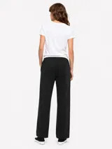 Pantalón de jogging negro, tiro medio, corte ancho y recto, con cintura elástica y cordón ajustable.