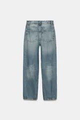 Jeans de tiro alto con cinco bolsillos, trabillas para cinturón y cierre frontal con cremallera y botón metálico. Presenta un lavado desteñido en la zona frontal y un corte recto ligeramente ajustado en los tobillos.
