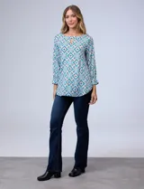 Blusa de seda fría estampada con cuello a la base y escote en V. Tiene mangas 3/4 con puño fruncido.