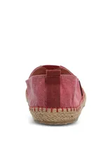 Alpargatas Hush Puppies modelo Hubert, color bordó con textura de rayas finas. Presenta suela de yute con costuras reforzadas en color rojo y detalle de etiqueta de marca en el lateral.