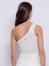 Top asimétrico de tejido de punto texturizado color verde claro, con un solo hombro descubierto.