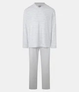 Conjunto de pijama largo gris con rayas horizontales blancas, compuesto por una remera de manga larga con cuello en V y un pantalón recto con cintura elástica.