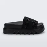 Sandalias plataforma Melissa modelo Cozy Slide M-Lover Bold Platform, color negro, con faja ancha superior con logo en relieve y suela track elevada.