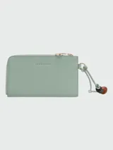 Bolso tipo clutch Longchamp de la línea Le Pliage Xtra, color verde menta, con cierre de cremallera y correa de muñeca con cuentas decorativas.