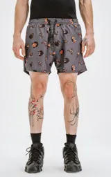 Short de baño gris con estampado de estilo tatuaje en tonos naranja y negro, con cintura elástica y cordón ajustable. Cuenta con cuatro bolsillos y está confeccionado en textil plano liviano de secado rápido.