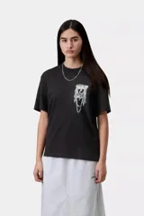 Remera negra de corte holgado, confeccionada en algodón orgánico de peso medio, con cuello redondo, mangas cortas y un estampado gráfico plateado en el pecho que simula cadenas y dijes colgantes.