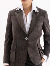 Blazer de gabardina con efecto desgastado, con detalles en cuero vacuno en las solapas. Presenta bolsillos plaqué con tapa, cierre frontal con botón forrado y canesú marcado en el delantero.