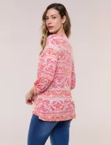 Remera de rayón con estampado en tonos de azul, escote en V con pechera enmarcada y frunces centrales, mangas 3/4 con sistema roll-up.