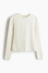Remera deportiva de punto funcional con tecnología DryMove para absorber el sudor, en color blanco, de corte ajustado, cuello redondo y manga larga.