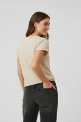 Remera de manga corta con cuello redondo, diseño holgado y estampado frontal de estrella con efecto foil y frase.