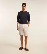 Bermuda slim de lino y algodón color beige, de corte ajustado, con trabillas para cinturón y bolsillos laterales y traseros.