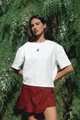 Falda corta de corte envolvente con diseño de gajos superpuestos y costuras a contratono en los bordes.