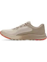 Championes de trail running Under Armour Charged Bandit TR 3, color beige con detalles en naranja. Presentan una parte superior de malla transpirable con refuerzos estratégicos, entresuela Charged Cushioning para mayor amortiguación y suela exterior con tacos técnicos para tracción en senderos.