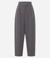 Pantalón de sastrería modelo barrel, de tiro alto y corte amplio con piernas anchas. Presenta pliegues frontales, trabillas para cinturón y recortes decorativos en la parte delantera.