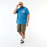 Bermuda cargo color verde militar, confeccionada en tejido de sarga, con múltiples bolsillos laterales y traseros.