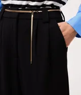 Pantalón wide leg de crepé color bordó, con caída recta, cintura con pasadores y bolsillos discretos.