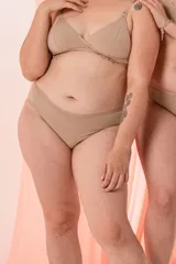 Bombacha básica de tiro alto color beige, confeccionada en algodón elastizado.