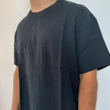 Remera negra de lino con cuello redondo y mangas cortas, de corte regular.