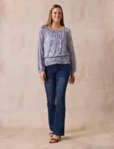 Blusa de microtul estampada, marca Harper, con forro interno a tono, mangas largas fruncidas y ruedo smock.