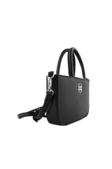 Cartera tipo bandolera de diseño compacto, color rosado, con doble asa superior y correa ajustable extraíble. Presenta un aplique metálico circular con logo en el centro y cierre superior.