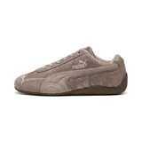 Championes Puma modelo Speedcat Faded Chrome, de diseño aerodinámico inspirado en el automovilismo, confeccionados en gamuza con acabado desgastado color rosa viejo. Presentan el logo de la marca bordado en el lateral y en la puntera, con suela de goma de perfil bajo.