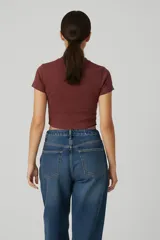 Top de algodón de corte ajustado, con cuello redondo, mangas cortas y estampa frontal con la frase 'Don't be jealous' en color bordó.