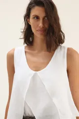 Musculosa blanca de lino con volados en el frente.
