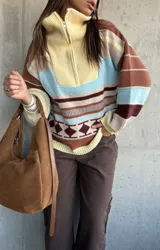 Sweater de tejido de punto con diseño a rayas horizontales y motivos geométricos, cuello alto con cierre frontal parcial, mangas largas abullonadas y puños acanalados.