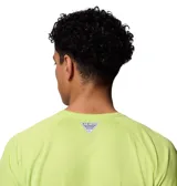 Remera de manga larga Columbia PFG Solar Stream LS color verde lima, confeccionada con tecnología Omni-Wick y Omni-Shade para protección solar y absorción de humedad. Cuenta con cuello redondo y el logo de la marca estampado en el pecho.